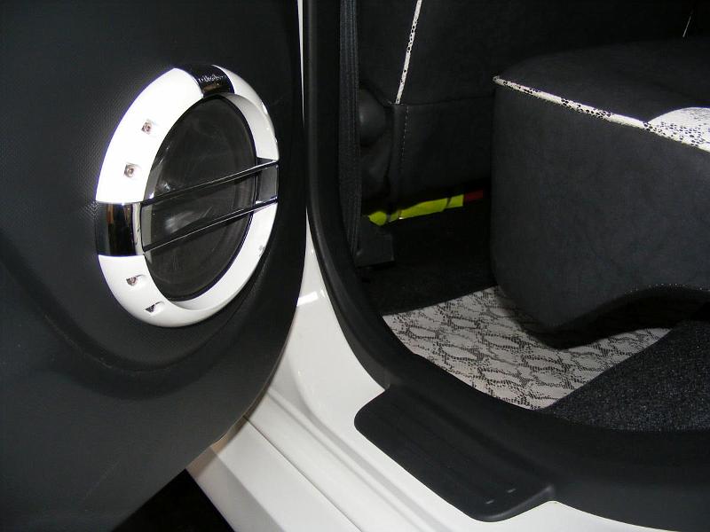Daihatsu_Rockford_Fosgate30.JPG